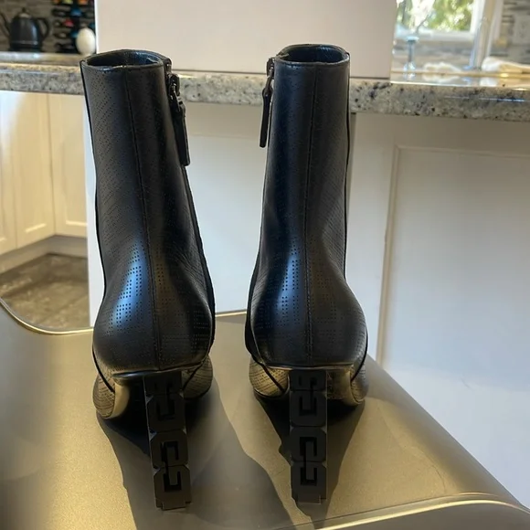 NIB GIVENCHY G CUBE BLACK ANKLE BOOTS. 39 - Picture 5 of 11